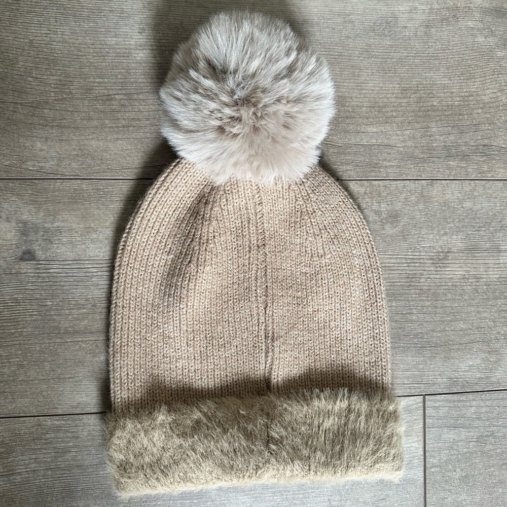 Marcus Adler Girls Boutique Winter Pom Hat
Euc